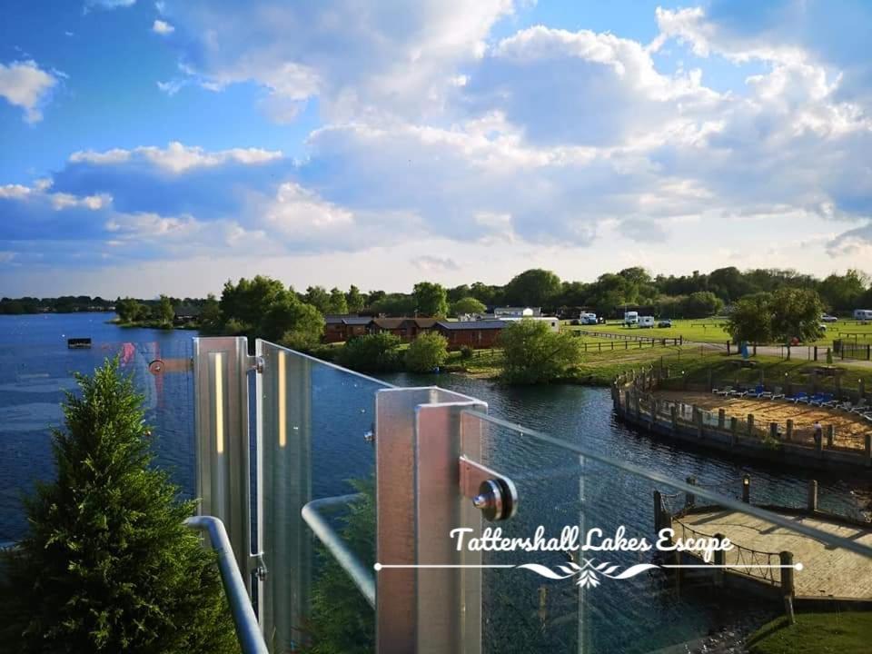 Meridian Tattershall Lakes Escape - Lakeside Lodge Caravan With A Fishing Peg Luxury Hot Tub Exterior foto