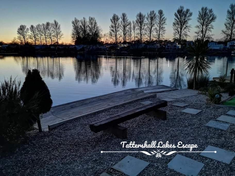 Meridian Tattershall Lakes Escape - Lakeside Lodge Caravan With A Fishing Peg Luxury Hot Tub Exterior foto