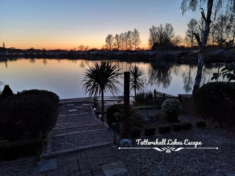 Meridian Tattershall Lakes Escape - Lakeside Lodge Caravan With A Fishing Peg Luxury Hot Tub Exterior foto