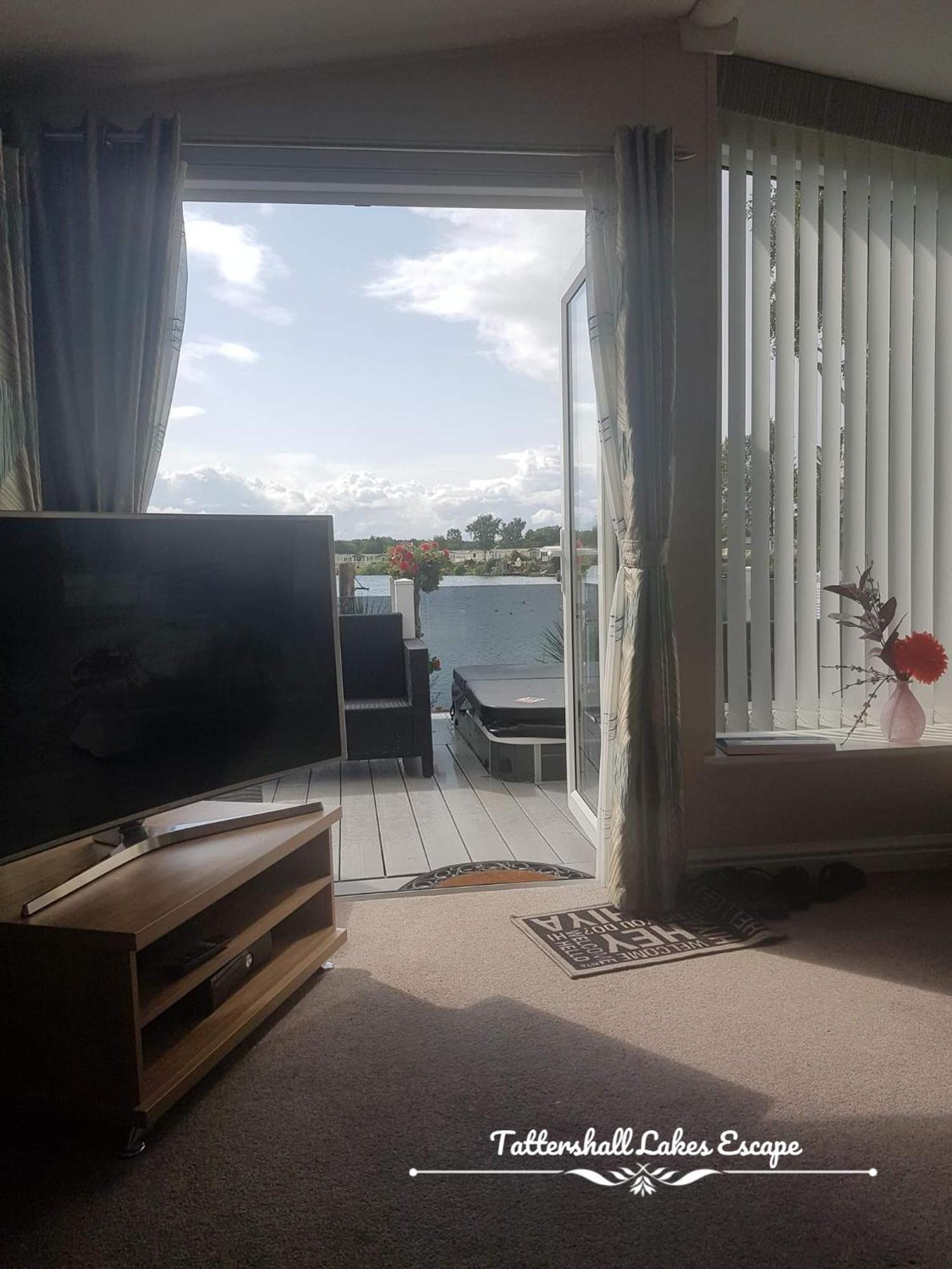 Meridian Tattershall Lakes Escape - Lakeside Lodge Caravan With A Fishing Peg Luxury Hot Tub Exterior foto